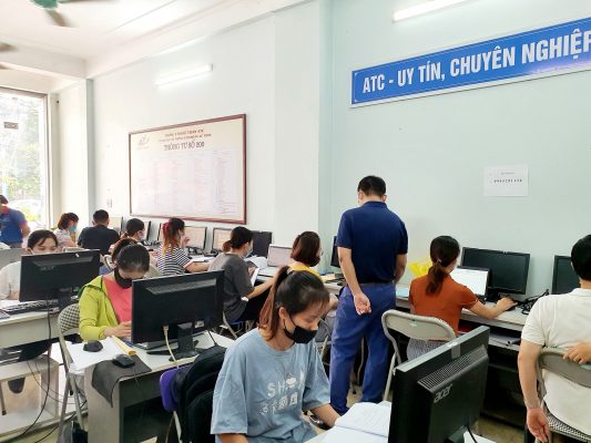 Địa chỉ trung tâm học tin học văn phòng tại Thanh Hóa Học tin học văn phòng để dễ dàng nhảy việc sau mùa dịch. Dịch bệnh phức tạp đã khiến rất nhiều doanh nghiệp phải đóng cửa, kéo theo hàng loạt người lao động bị mất việc làm. Nếu muốn trụ được trong môi trường cạnh tranh vô cùng khốc liệt này, bạn phải trang bị cho mình những vũ khí vô cùng lợi hại để thuyết phục nhà tuyển dụng và sẵn sàng đương đầu mọi thử thách công việc. Học tin học văn phòng tại Thanh Hóa là một lựa chọn tối ưu để các bạn nâng tầm giá trị bản thân., sẵn sàng nhảy việc sau dịch bệnh kéo dài. Trung tâm đào tạo kế toán thực tế- tin học văn phòng ATC liên tục mở các khóa Học tin học văn phòng tại Thanh Hóa, giúp các bạn học viên có nhu cầu học tin học văn phòng ở Thanh Hóa có thêm nhiều cơ hội học tập, trau dồi thêm nhiều kỹ năng hữu dụng, áp dụng sát thực tế công việc. ATC được đánh giá là trung tâm tin học văn phòng tại Thanh Hóa có số lượng học viên đông đảo. và thường xuyên nhận cơn mưa lời khen của học viên sau mỗi khóa học.