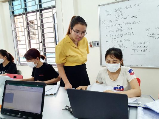 Địa chỉ trung tâm học tin học văn phòng tại Thanh Hóa Học tin học văn phòng để dễ dàng nhảy việc sau mùa dịch. Dịch bệnh phức tạp đã khiến rất nhiều doanh nghiệp phải đóng cửa, kéo theo hàng loạt người lao động bị mất việc làm. Nếu muốn trụ được trong môi trường cạnh tranh vô cùng khốc liệt này, bạn phải trang bị cho mình những vũ khí vô cùng lợi hại để thuyết phục nhà tuyển dụng và sẵn sàng đương đầu mọi thử thách công việc. Học tin học văn phòng tại Thanh Hóa là một lựa chọn tối ưu để các bạn nâng tầm giá trị bản thân., sẵn sàng nhảy việc sau dịch bệnh kéo dài. Trung tâm đào tạo kế toán thực tế- tin học văn phòng ATC liên tục mở các khóa Học tin học văn phòng tại Thanh Hóa, giúp các bạn học viên có nhu cầu học tin học văn phòng ở Thanh Hóa có thêm nhiều cơ hội học tập, trau dồi thêm nhiều kỹ năng hữu dụng, áp dụng sát thực tế công việc. ATC được đánh giá là trung tâm tin học văn phòng tại Thanh Hóa có số lượng học viên đông đảo. và thường xuyên nhận cơn mưa lời khen của học viên sau mỗi khóa học.