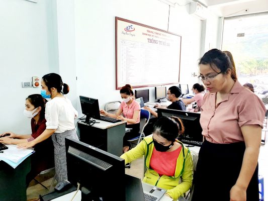 Địa chỉ trung tâm học tin học văn phòng tại Thanh Hóa Học tin học văn phòng để dễ dàng nhảy việc sau mùa dịch. Dịch bệnh phức tạp đã khiến rất nhiều doanh nghiệp phải đóng cửa, kéo theo hàng loạt người lao động bị mất việc làm. Nếu muốn trụ được trong môi trường cạnh tranh vô cùng khốc liệt này, bạn phải trang bị cho mình những vũ khí vô cùng lợi hại để thuyết phục nhà tuyển dụng và sẵn sàng đương đầu mọi thử thách công việc. Học tin học văn phòng tại Thanh Hóa là một lựa chọn tối ưu để các bạn nâng tầm giá trị bản thân., sẵn sàng nhảy việc sau dịch bệnh kéo dài. Trung tâm đào tạo kế toán thực tế- tin học văn phòng ATC liên tục mở các khóa Học tin học văn phòng tại Thanh Hóa, giúp các bạn học viên có nhu cầu học tin học văn phòng ở Thanh Hóa có thêm nhiều cơ hội học tập, trau dồi thêm nhiều kỹ năng hữu dụng, áp dụng sát thực tế công việc. ATC được đánh giá là trung tâm tin học văn phòng tại Thanh Hóa có số lượng học viên đông đảo. và thường xuyên nhận cơn mưa lời khen của học viên sau mỗi khóa học.